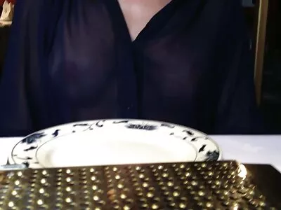 莱西格雷在厨房里弄脏了