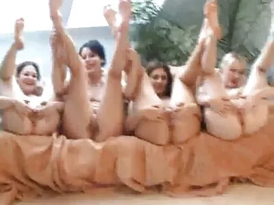 Rose Monroe Twerks 在 公共汽车上